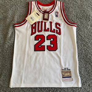 NWT Mitchell & Ness Authentic Michael Jordan NBA 97-98 Jersey Youth L Mens XS